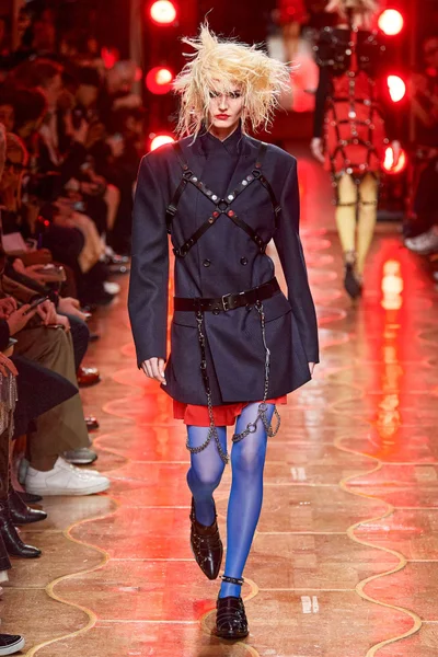 Look 16